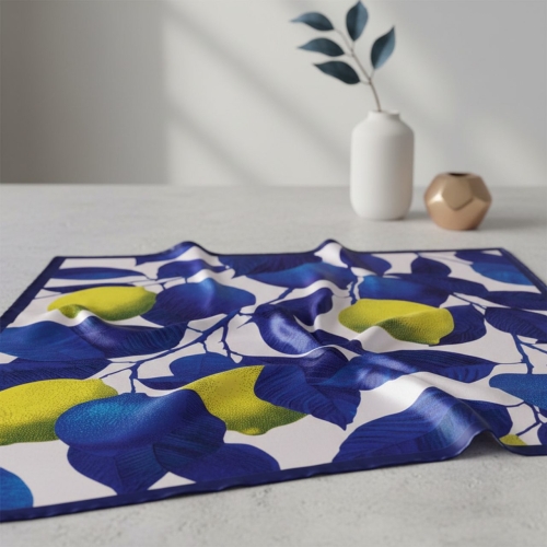 More Amore apaszka jedwabna Lemons 67 × 67 cm rozłożona na jasnym tle