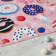 Różowa apaszka jedwabna Candies we wzór słodyczy donutów, lizaków i cukierków
