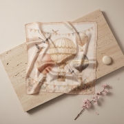 Rozłożona apaszka jedwabna Voyage 67 × 67 cm w pastelowych kolorach More Amore