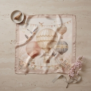 Rozłożona beżowa apaszka jedwabna Voyage 67 × 67 cm w pastelowych kolorach More Amore