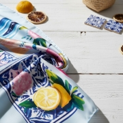 Apaszka Postcard ułożona w miękkie fałdy – zbliżenie wakacyjnego wzoru Azulejos Portugalia detal More Amore