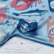 Zbliżenie apaszki Hey, Sailor! przedstawiającej homara, ryby i puszki More Amore
