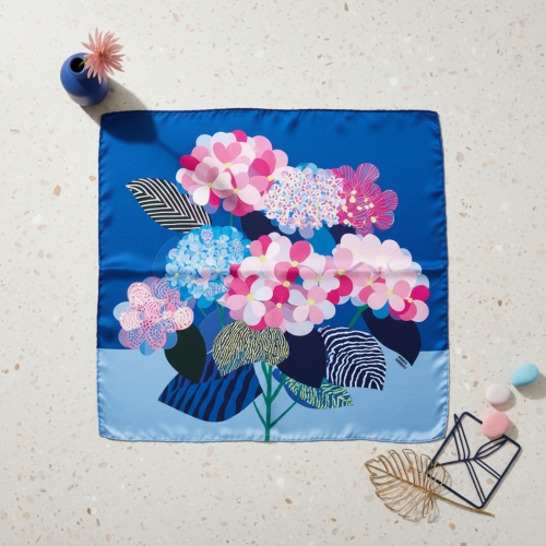 Jedwabna apaszka damska chusta na głowę Kwiaty Flowers niebieska 67 × 67 cm z bukietem hortensji More Amore