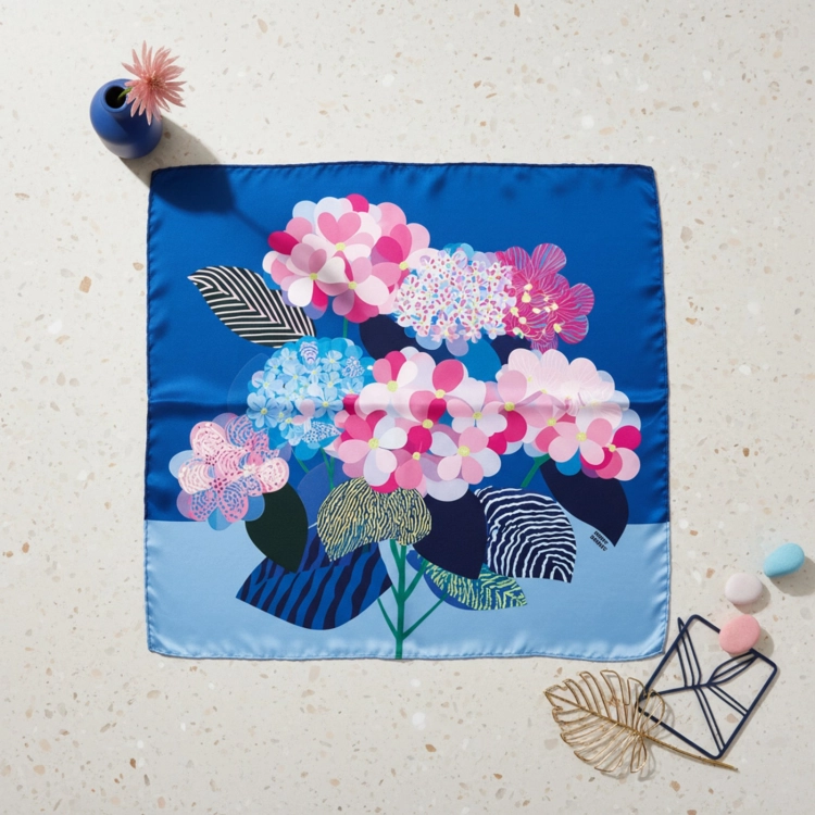 Jedwabna apaszka damska chusta na głowę Kwiaty Flowers niebieska 67 × 67 cm z bukietem hortensji More Amore