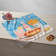 Niebieska apaszka Cheat Day ułożona w miękkie fałdy na jasnym stole More Amore