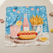 Rozłożona apaszka jedwabna Cheat Day 67 × 67 cm z motywem fast food More Amore