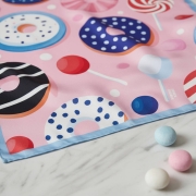 Zbliżenie jedwabnej apaszki Candies Mini z donutami i lizakami More Amore