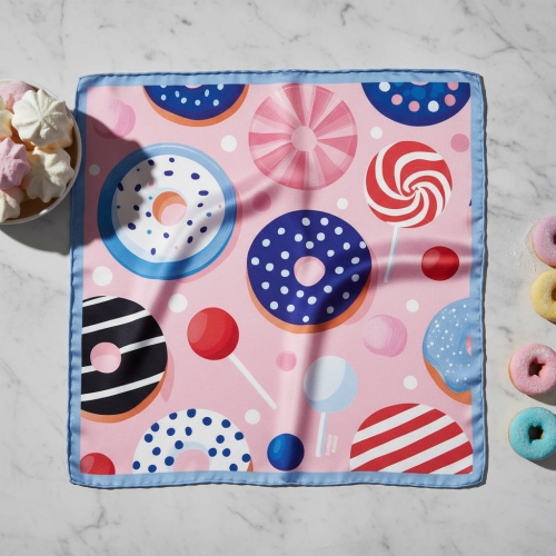 Rozłożona apaszka jedwabna Candies Mini 53 × 53 cm z motywem słodyczy More Amore