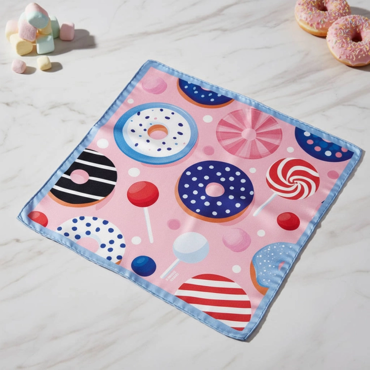 Różowa apaszka jedwabna Candies Mini we wzór słodyczy donutów, lizaków i cukierków More Amore